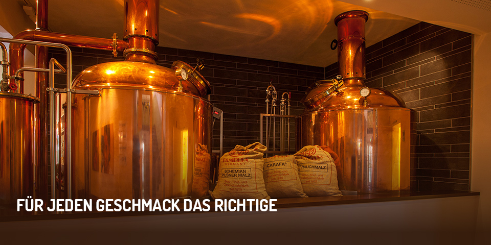 Zwei große Braukessel und drei Malz-Säcke davor: Aufschrift im Bild: „Für jeden Geschmack das Richtige“