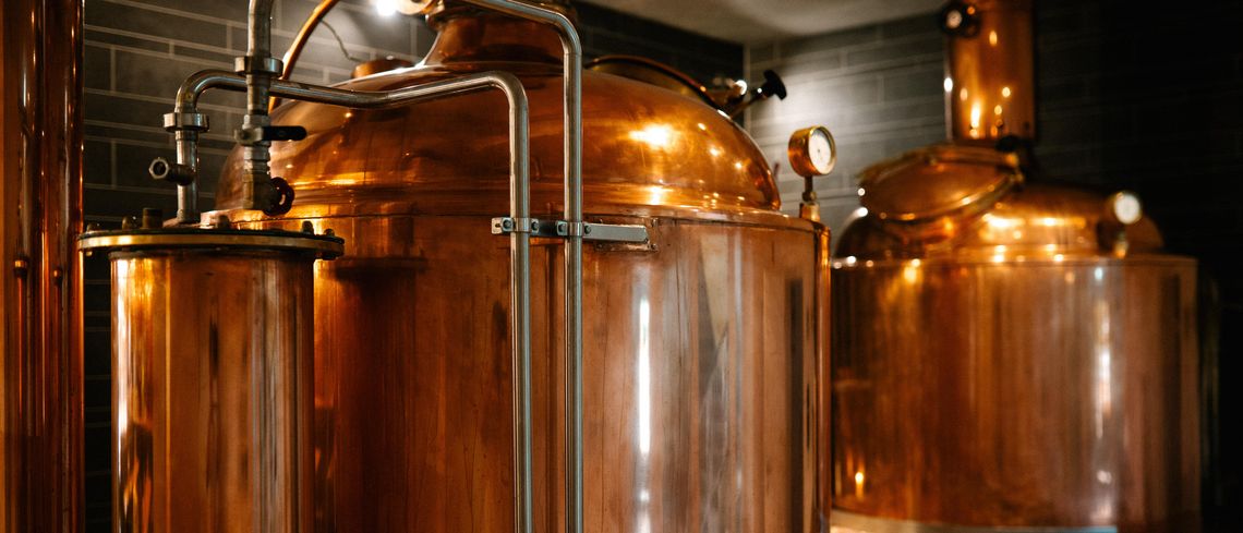 Zwei große Braukessel im Halben Mond