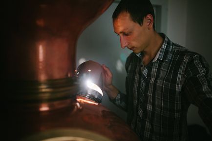 Destillateurmeister Gregor Thormann steht an der Destille und überwacht den Brennvorgang