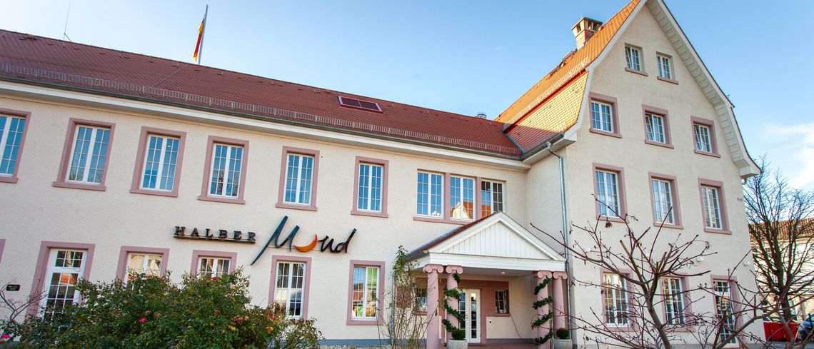 Außenansicht des Hotels und Restaurants Halber Mond